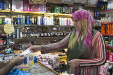 Foto: WFP/ Suraj Sharma, eine syrische Frau, die in der Türkei Bargeldtransfers von WFP erhält