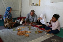 Foto: WFP/Arete.  Eine Familie isst eine Mahlzeit in ihrem Haus in Mazar, Afghanistan, am 15. September 2021. WFP unterstützt Binnenvertriebene und bedürftige Familien mit Ernährungs- und Bargeldhilfe.