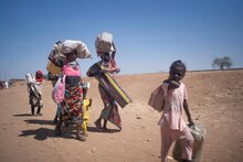 WFP/Eloge Mbaihondoum WFP verteilt Nahrung an neuangekommene Flüchtlinge im Tschad 
